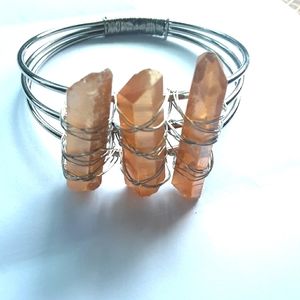 Crystal point, bracelet in silver tone metal, NWOT.